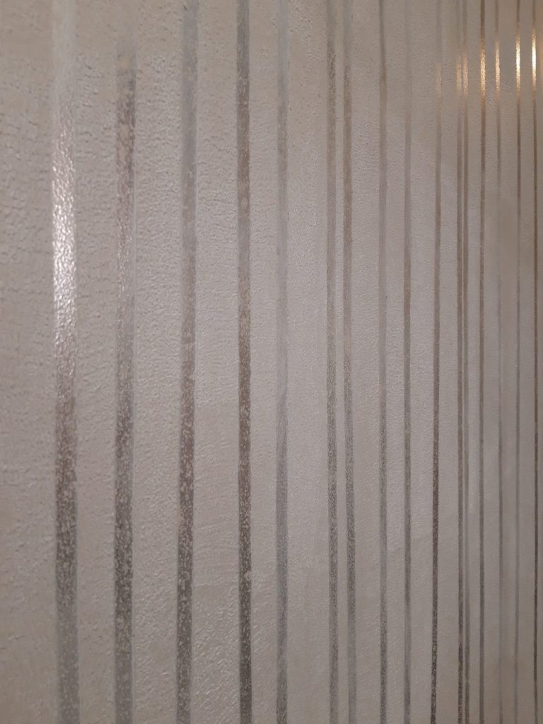 An Image of A Striped Effect On A Wall Achieved Using Impasto Plaster And Metal Leaf